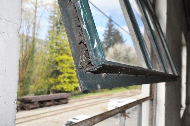 Detail, steel window assessment survey, Sunset Garage, North Bend © 2014 Brian Rich