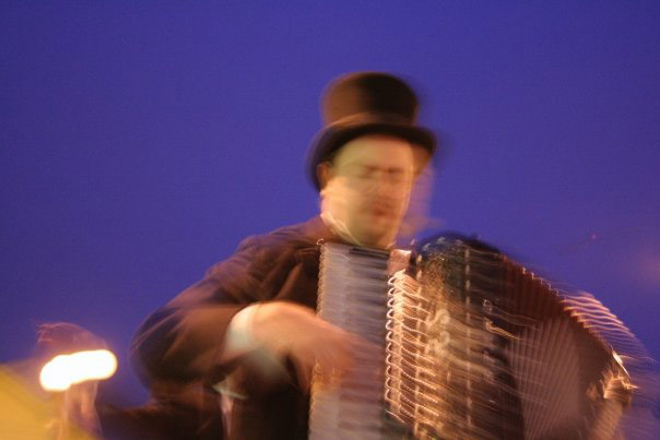Toby Hanson leads the Valse Cafe Orchestra © 2010 John Small