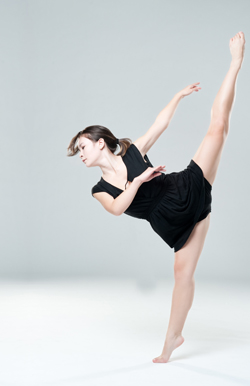 Dancer Fiona Kuipers of The Stone Dance Collective. Photo © 2010 by Zebra Visual