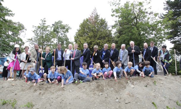 Elected officials, Burke and University of Washington leaders, and University Temple Children’s School students break ground on the New Burke. Photo: Burke Museum.
